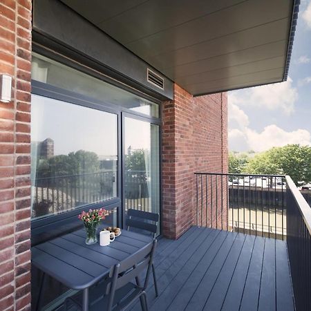 Modern Studios And Apartments At Barking Wharf In London Luaran gambar