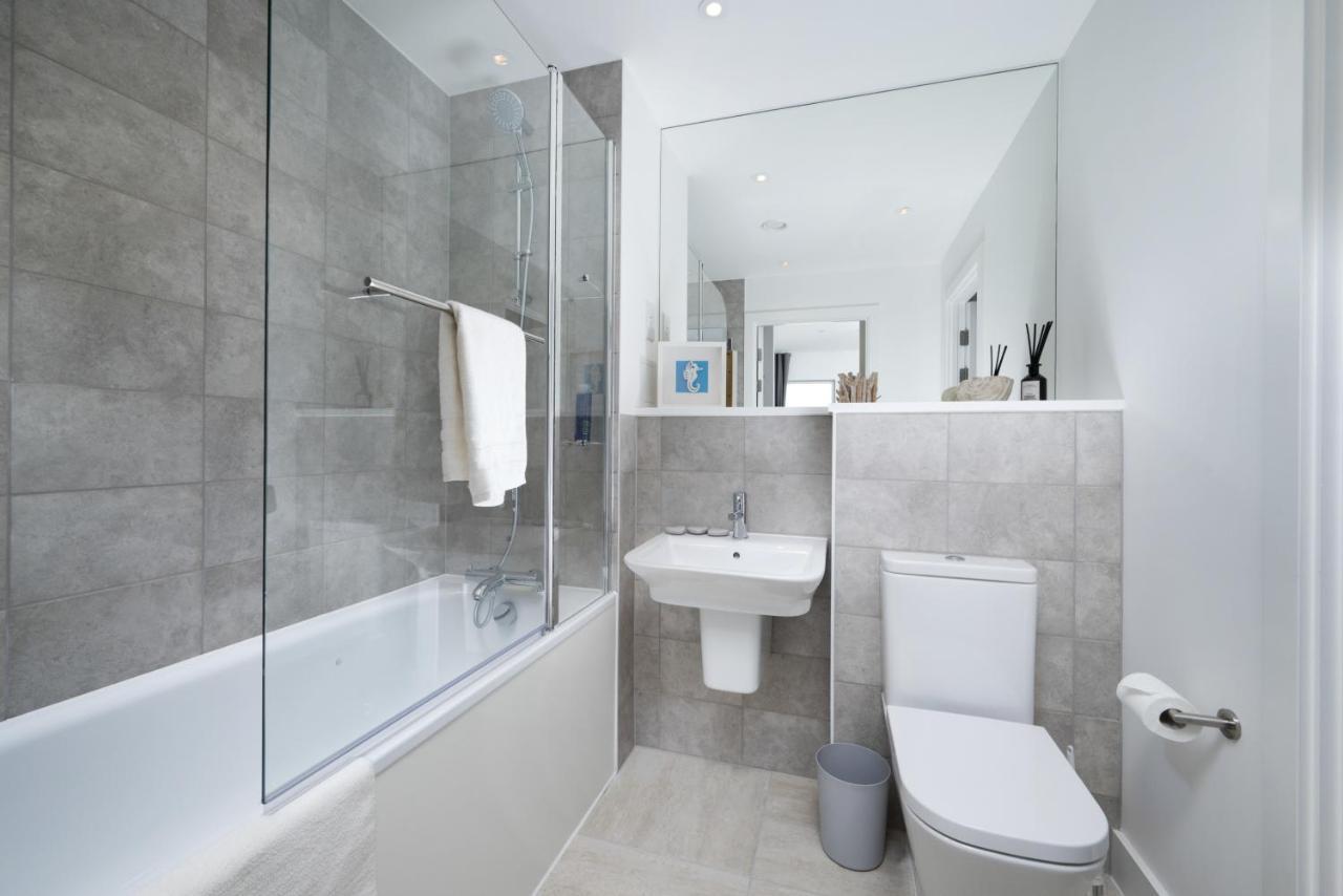 Modern Studios And Apartments At Barking Wharf In London Luaran gambar