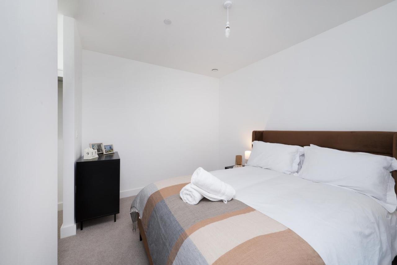 Modern Studios And Apartments At Barking Wharf In London Luaran gambar