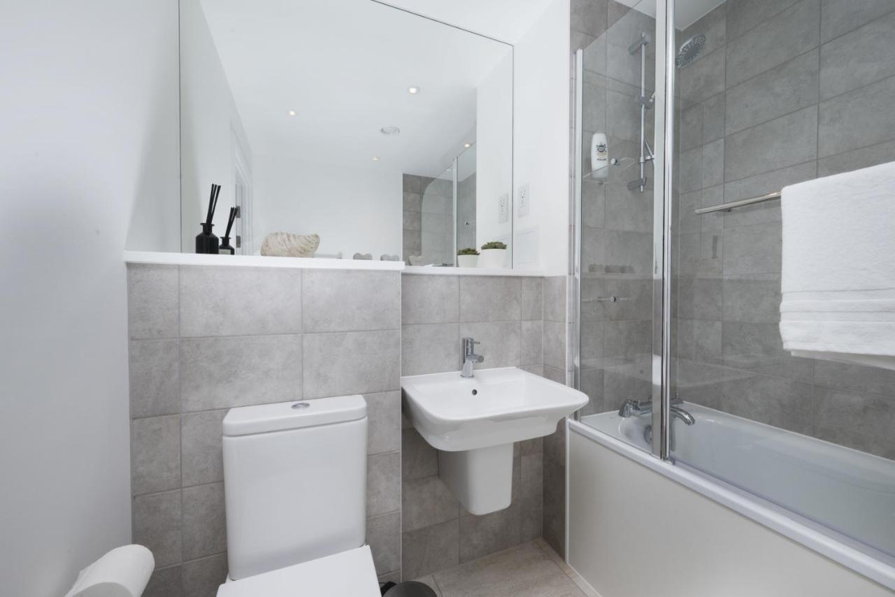 Modern Studios And Apartments At Barking Wharf In London Luaran gambar