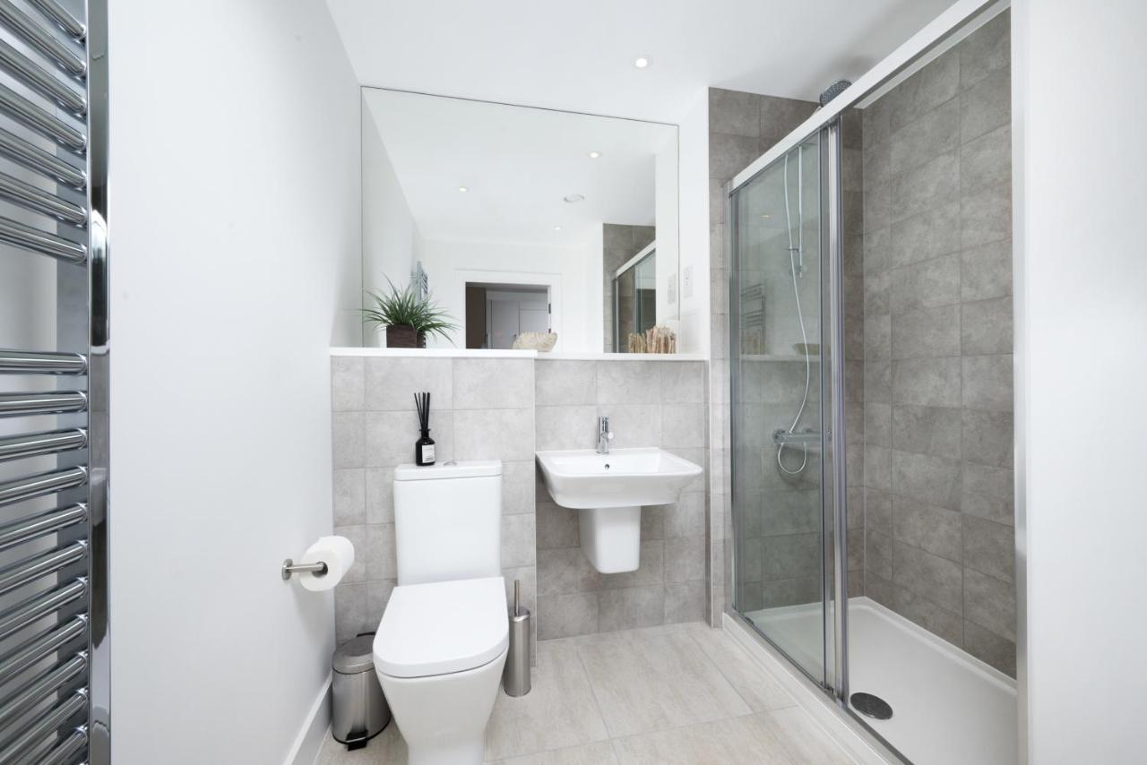 Modern Studios And Apartments At Barking Wharf In London Luaran gambar