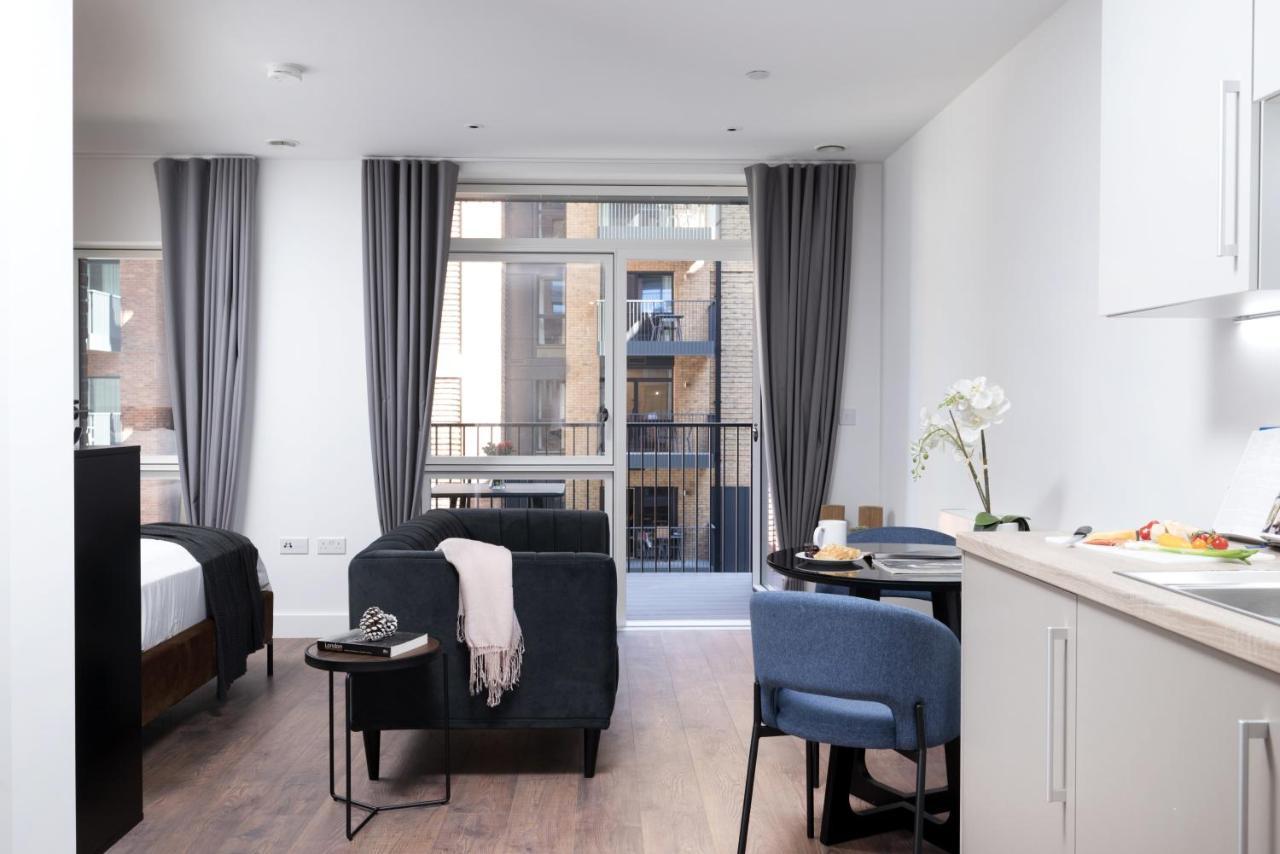 Modern Studios And Apartments At Barking Wharf In London Luaran gambar