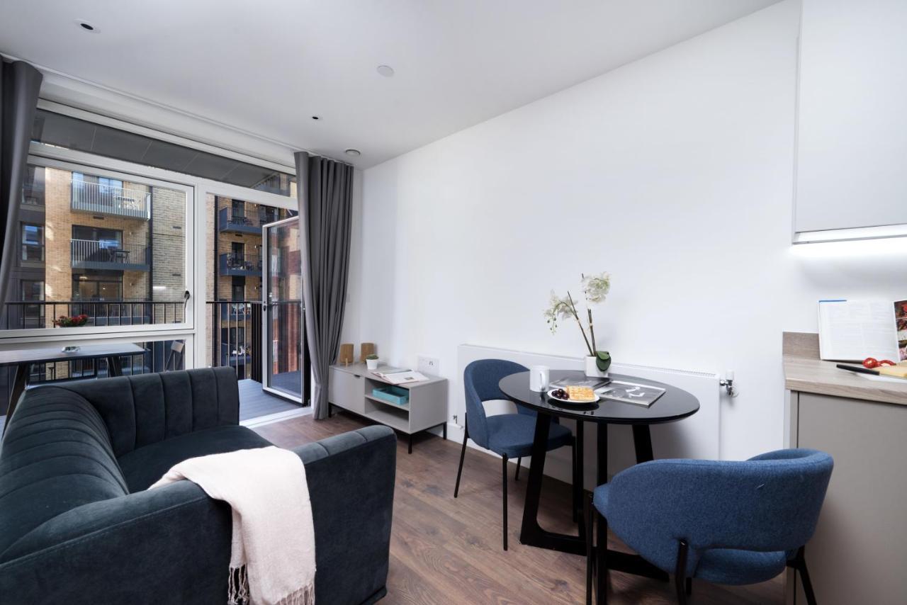Modern Studios And Apartments At Barking Wharf In London Luaran gambar
